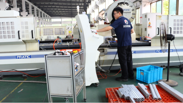 鋁型材框架如何重塑新能源汽車的安全與性能？